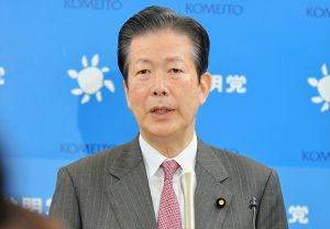 記者会見で見解を述べる山口代表＝26日　国会内