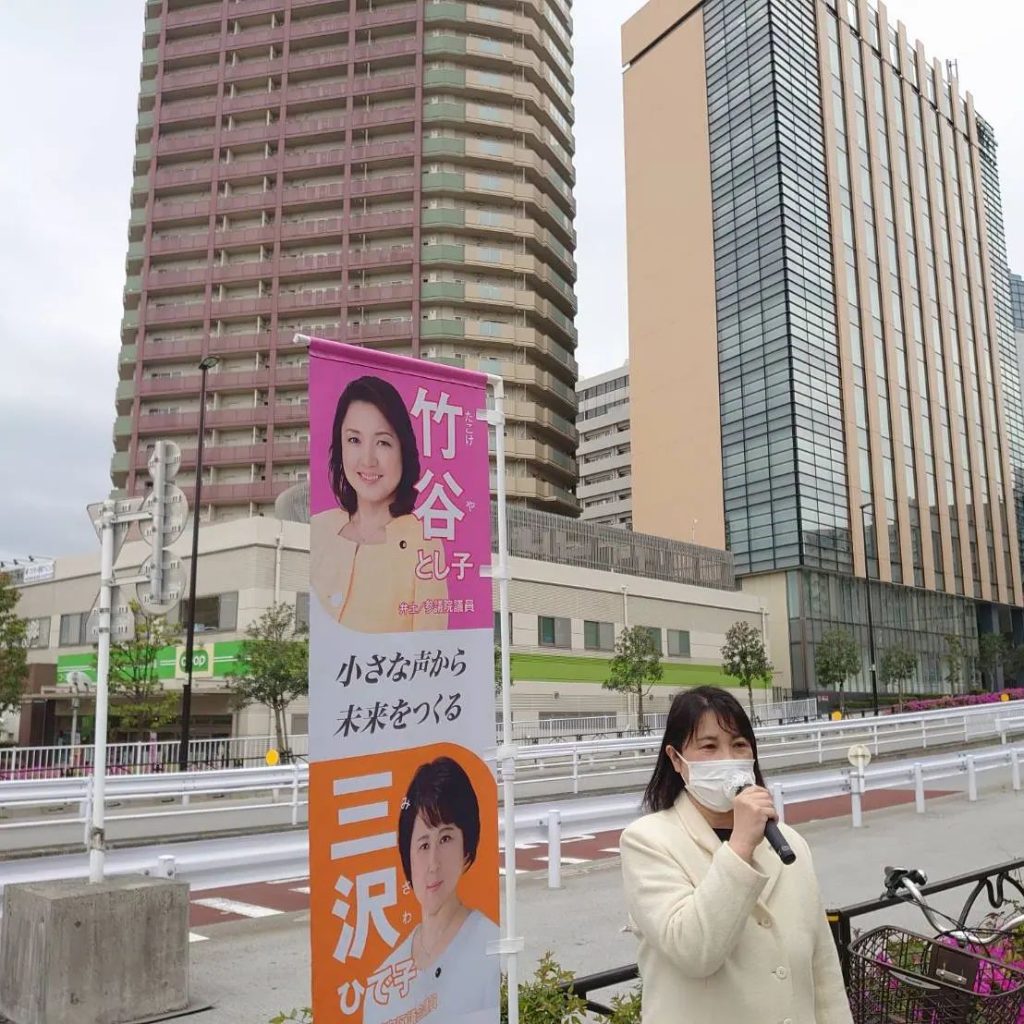 地域のスーパーの前で街頭演説